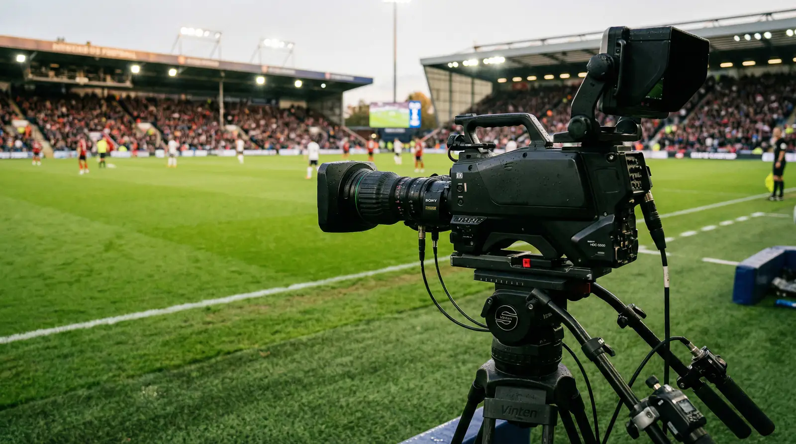 Caméra de télévision filmant un match de football dans un stade de Ligue 1