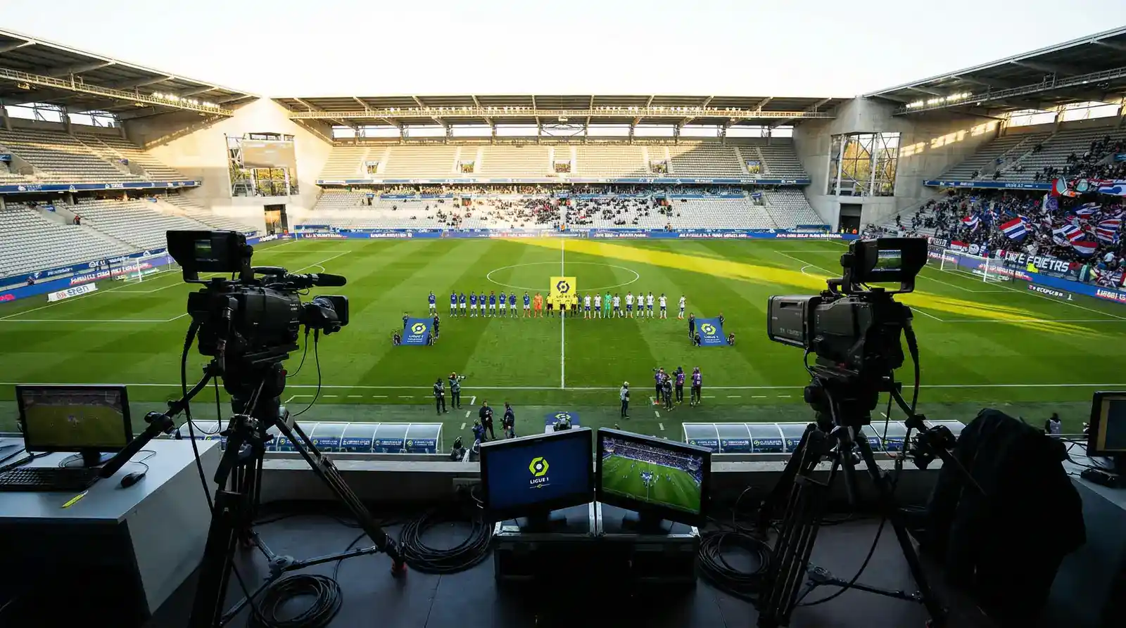 Stade de Ligue 1 avec caméras de télévision lors d'une retransmission