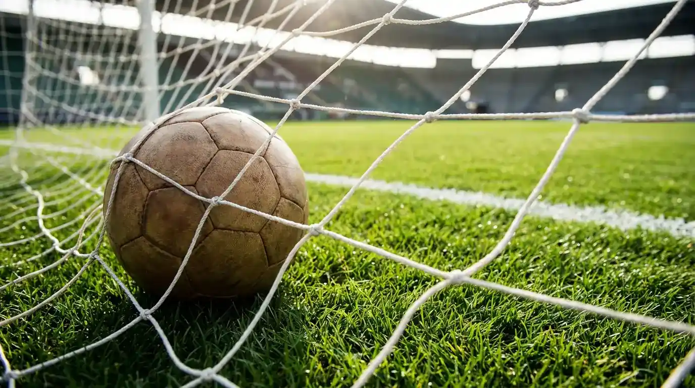 Ballon de football au fond des filets après un but marqué en Ligue 1